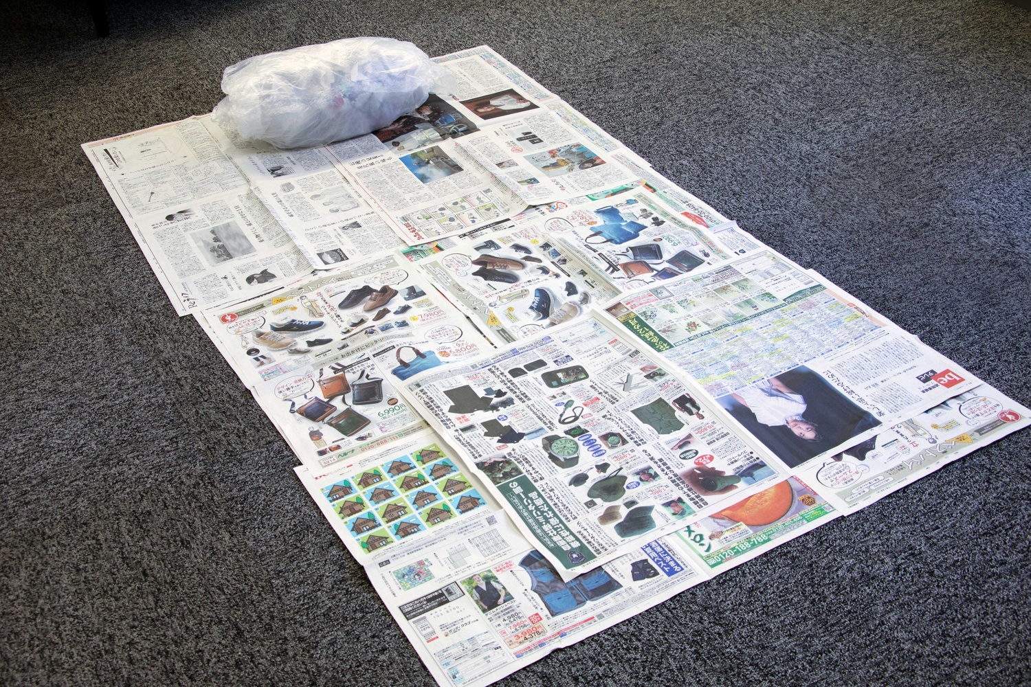 床に新聞紙を敷く　→敷布団完成